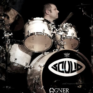 Timucin Dincel live als Drummer auf der Bühne mit Soulid