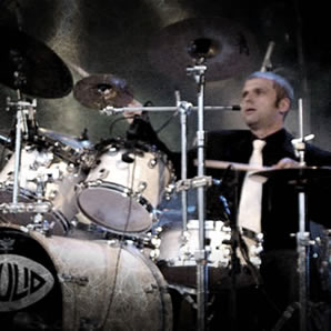 Timucin Dincel live als Drummer auf der Bühne